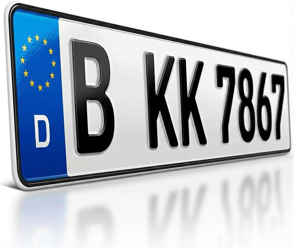 Euro-Kfz-Kennzeichen mit geprägter Schrift in schräger Ansicht