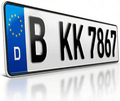 Euro-Kfz-Kennzeichen mit geprägter Schrift in schräger Ansicht