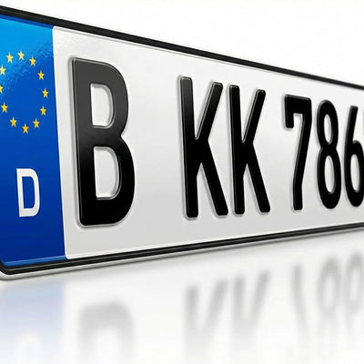 Euro-Kfz-Kennzeichen mit geprägter Schrift in schräger Ansicht