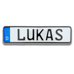 Personalisiertes Kettcar- und Tretauto-Namensschild im deutschen Design – Originalfoto 1