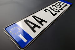Schräge Detailansicht des reflektierenden Aluminiumschilds mit geprägten Buchstaben und Zahlen