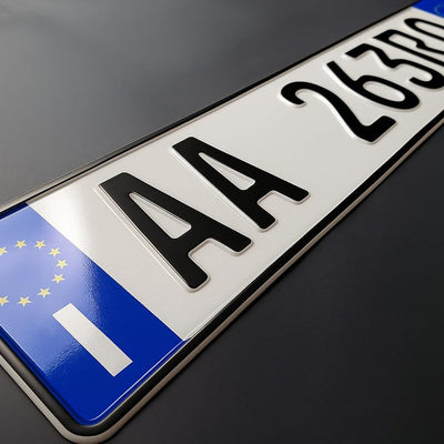 Schräge Detailansicht des reflektierenden Aluminiumschilds mit geprägten Buchstaben und Zahlen