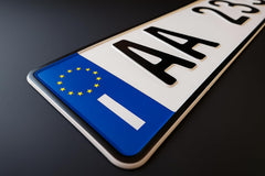 Detail des linken blauen EU-Felds mit Länderkennung I und erhabener Prägung