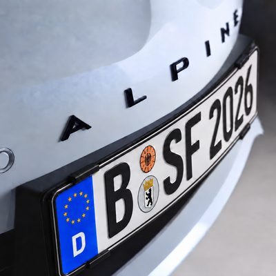 SimpleFix Blackline am Fahrzeug mit vollständig geprägtem Kennzeichenrand und korrekt ausgerichteter Beschriftung
