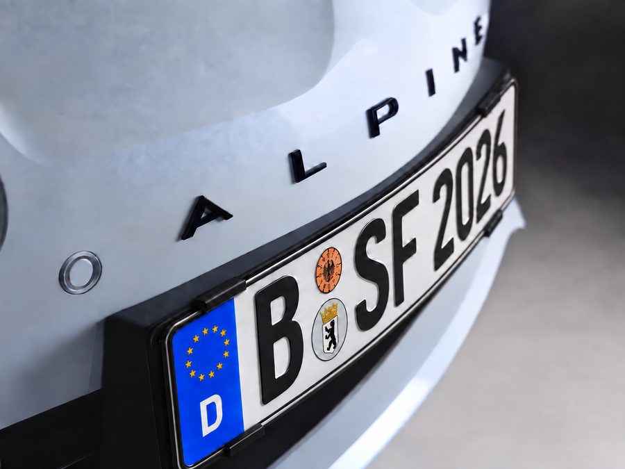 SimpleFix Blackline am Fahrzeug mit vollständig geprägtem Kennzeichenrand und korrekt ausgerichteter Beschriftung