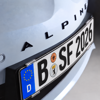 SimpleFix Clearline am Fahrzeug mit vollständig geprägtem Kennzeichenrand und korrekt ausgerichteter Beschriftung