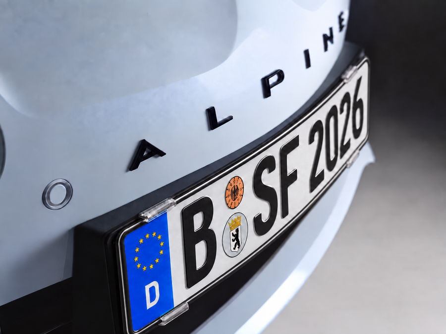 SimpleFix Clearline am Fahrzeug mit vollständig geprägtem Kennzeichenrand und korrekt ausgerichteter Beschriftung